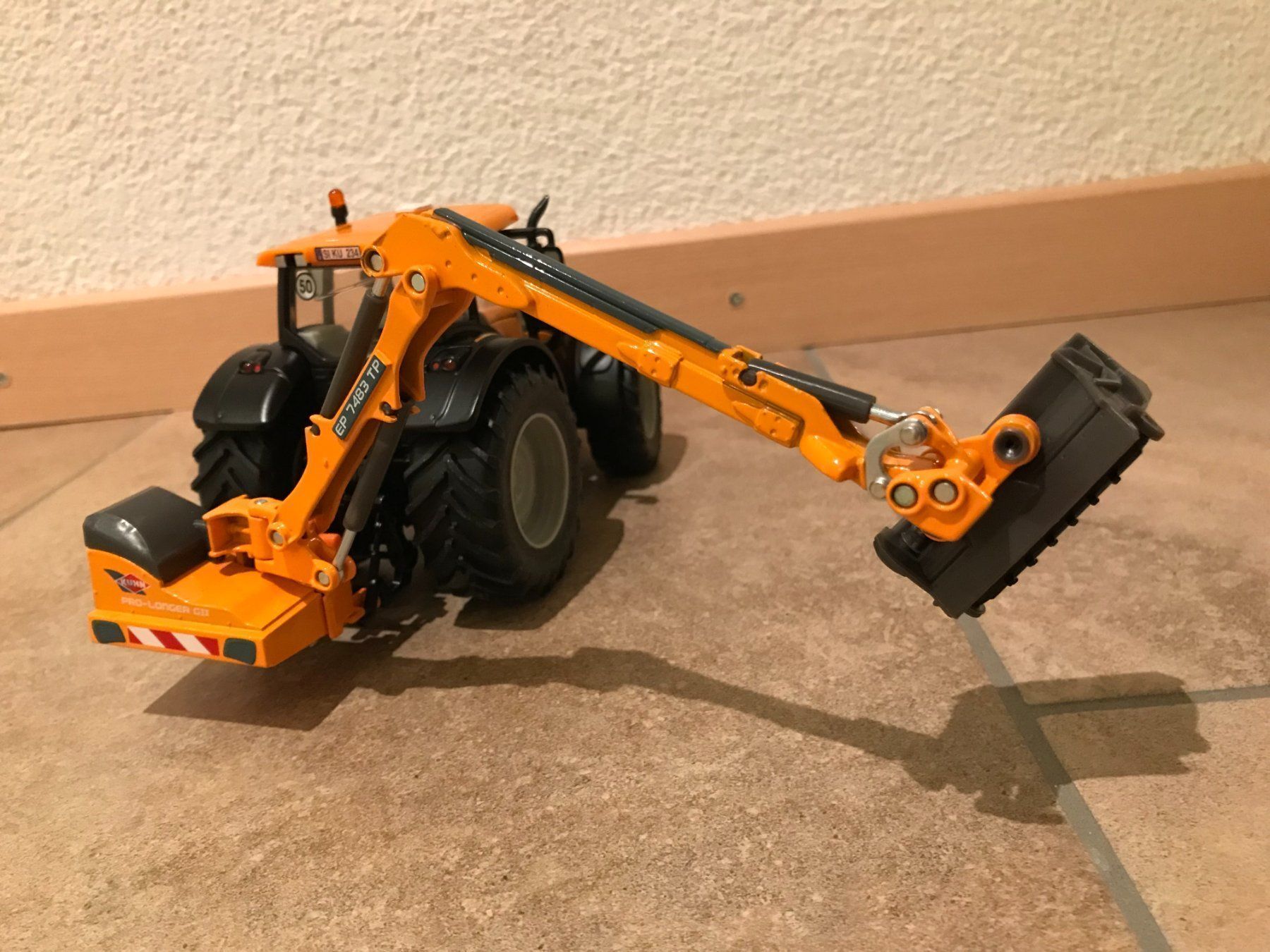 Valtra Trattori: SIKU Valtra T191 mit Böschungsmäher – Nuovo e nell'imballaggio originale da Kreuzlingen venduto da Stefan1150 4