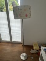 Stilvolle Stehlampe mit niedlichen Herzen
