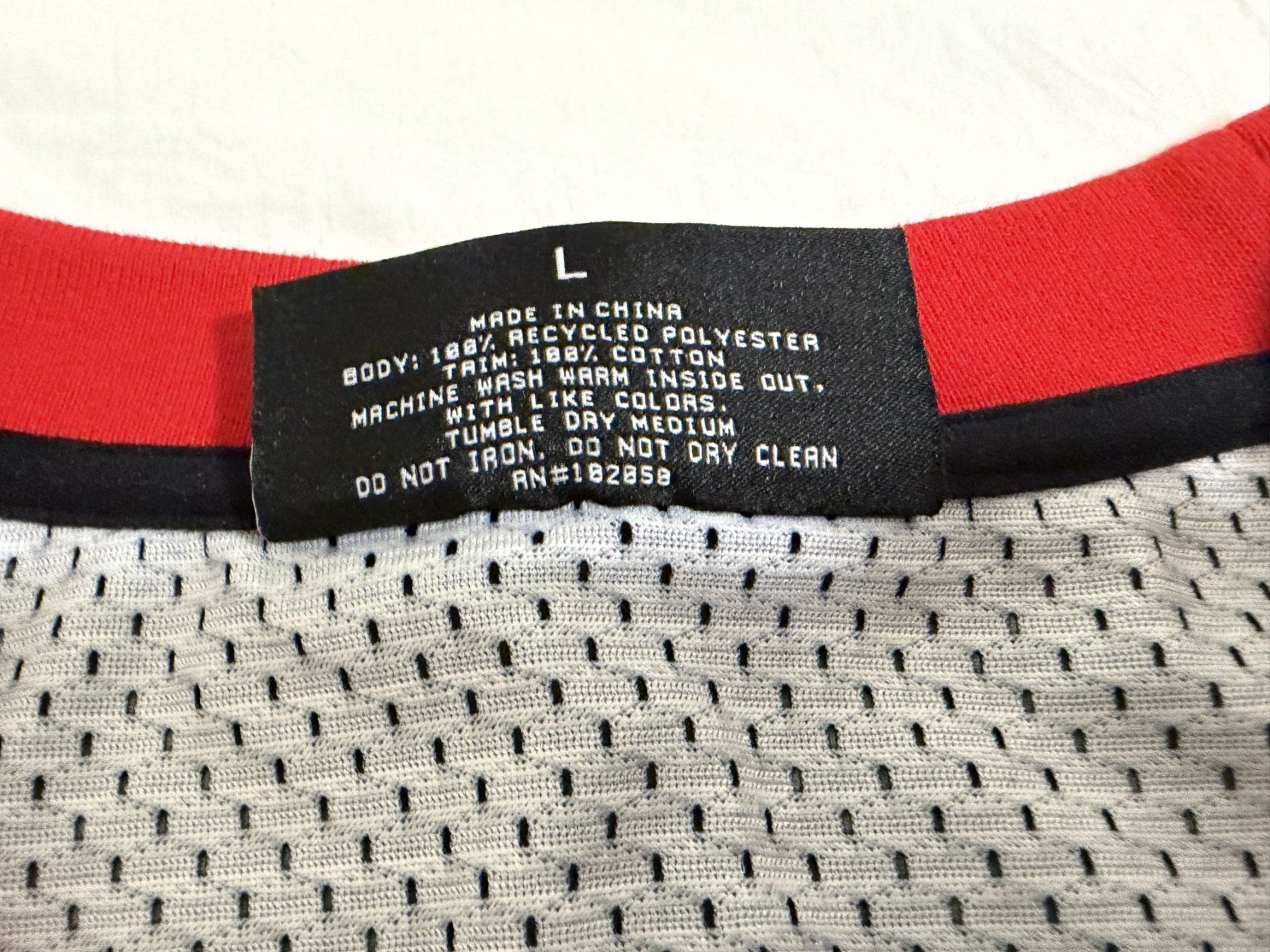 Maillots de corps & Pantalons: Billie eilish Red Jersey Grösse L – Neuf (Voir description) à Zürich par Nexaro 3