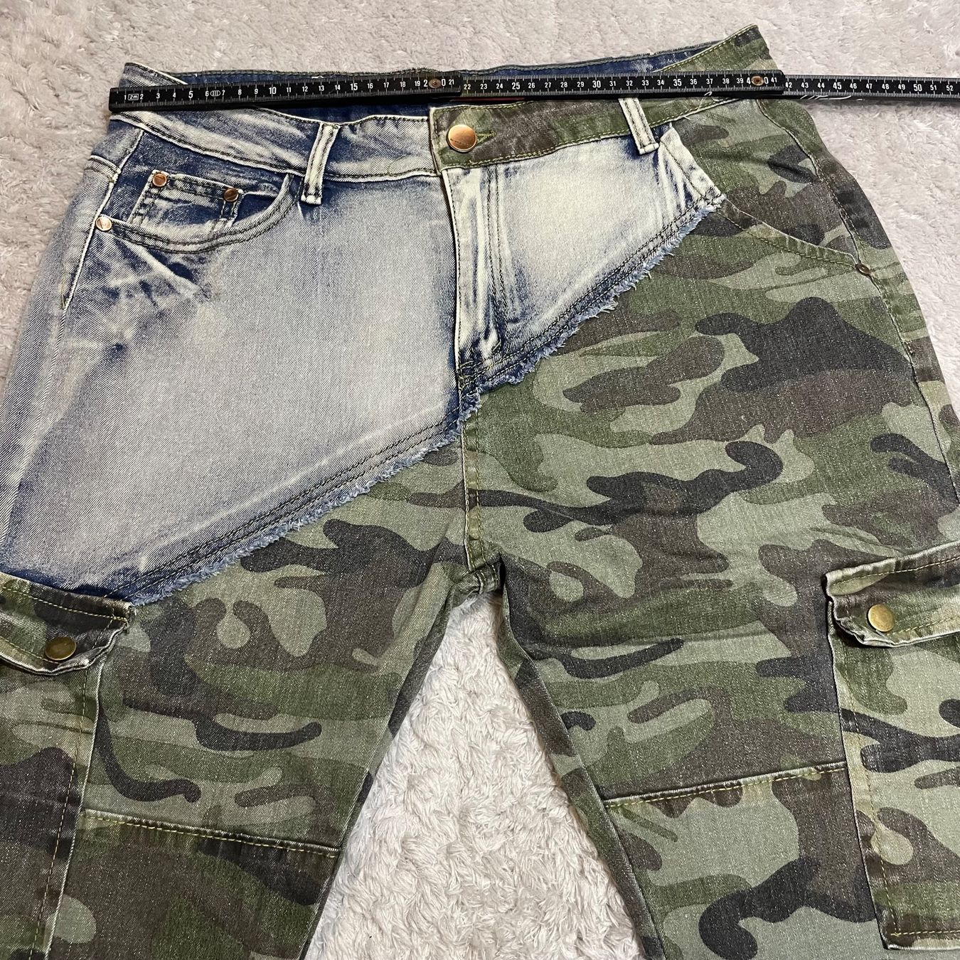 Jeans: Chao Ku Wu Patchwork Cargo Jeans Camouflage W34 L32 – Neu (gemäss Beschreibung) aus Bubikon von SwissSecondLife 3