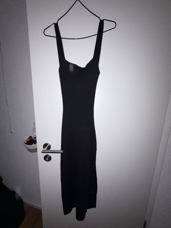 Schwarzes Sommerkleid, figurbetont, Grösse 36/S