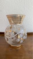 Kunstvolle kleine Vase mit Blumenverzierung und Goldfarbe
