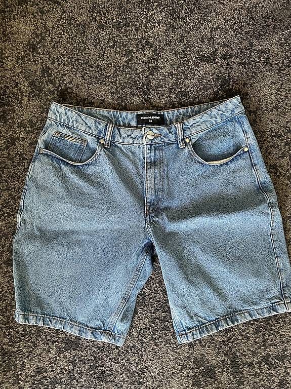 Jeans: Pegador Jeans Shorts – Usato da Schaffhausen venduto da nicola.wo