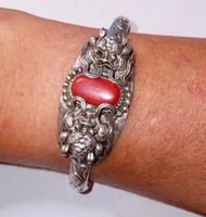 Chine : ancien bracelet argent, têtes dragons, pierre rouge