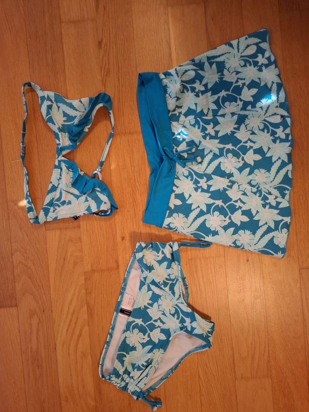 Tommy Hilfiger Maillots de bain: Bikini Set Tommy Hilfiger  Gr.152 – D'occasion à Sursee par Ventiduese