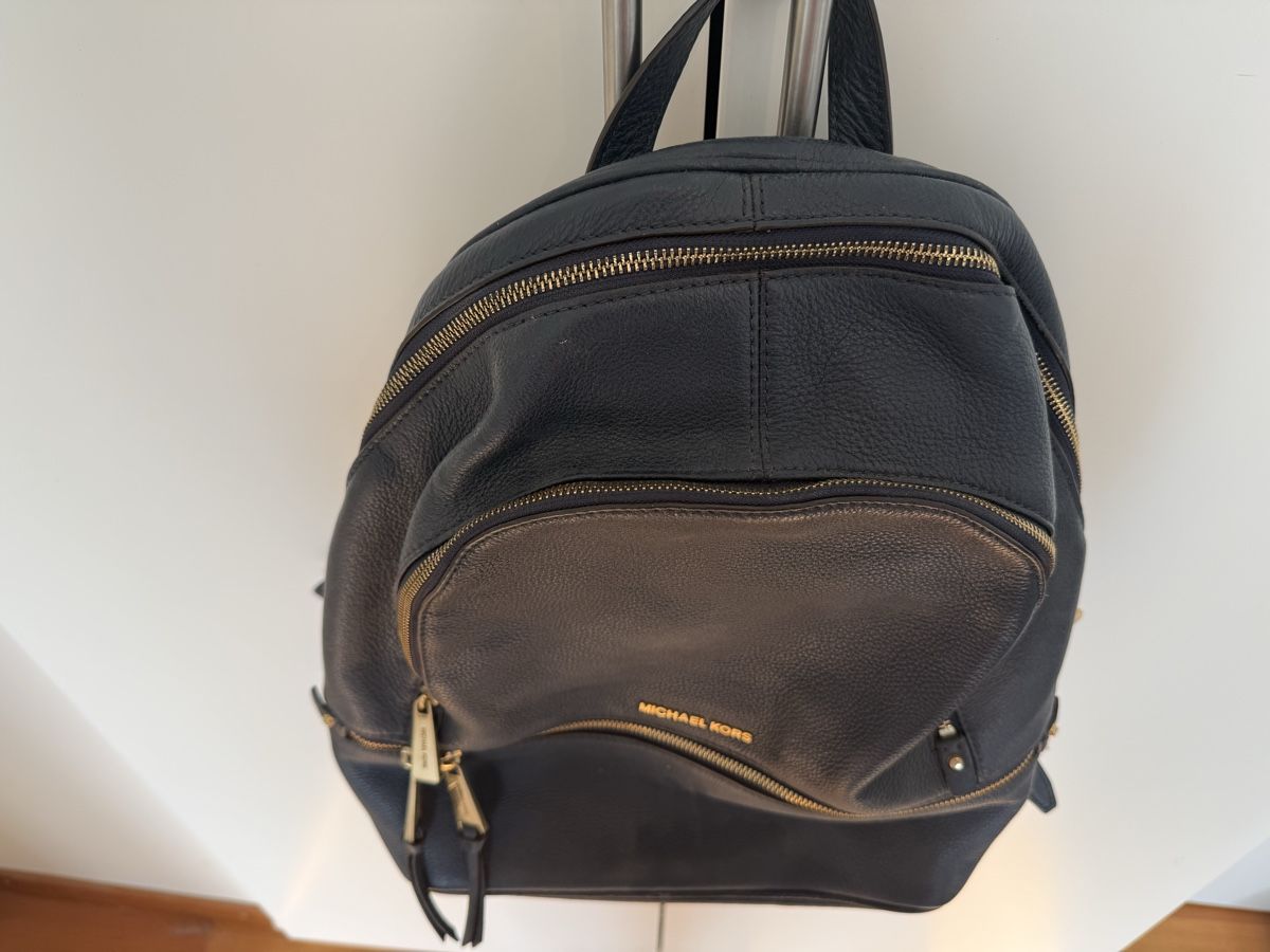 Michael Kors Zaini: Michael Kors Rucksack blau mit goldenen Elementen – Usato da Eglisau venduto da Nic1906 7