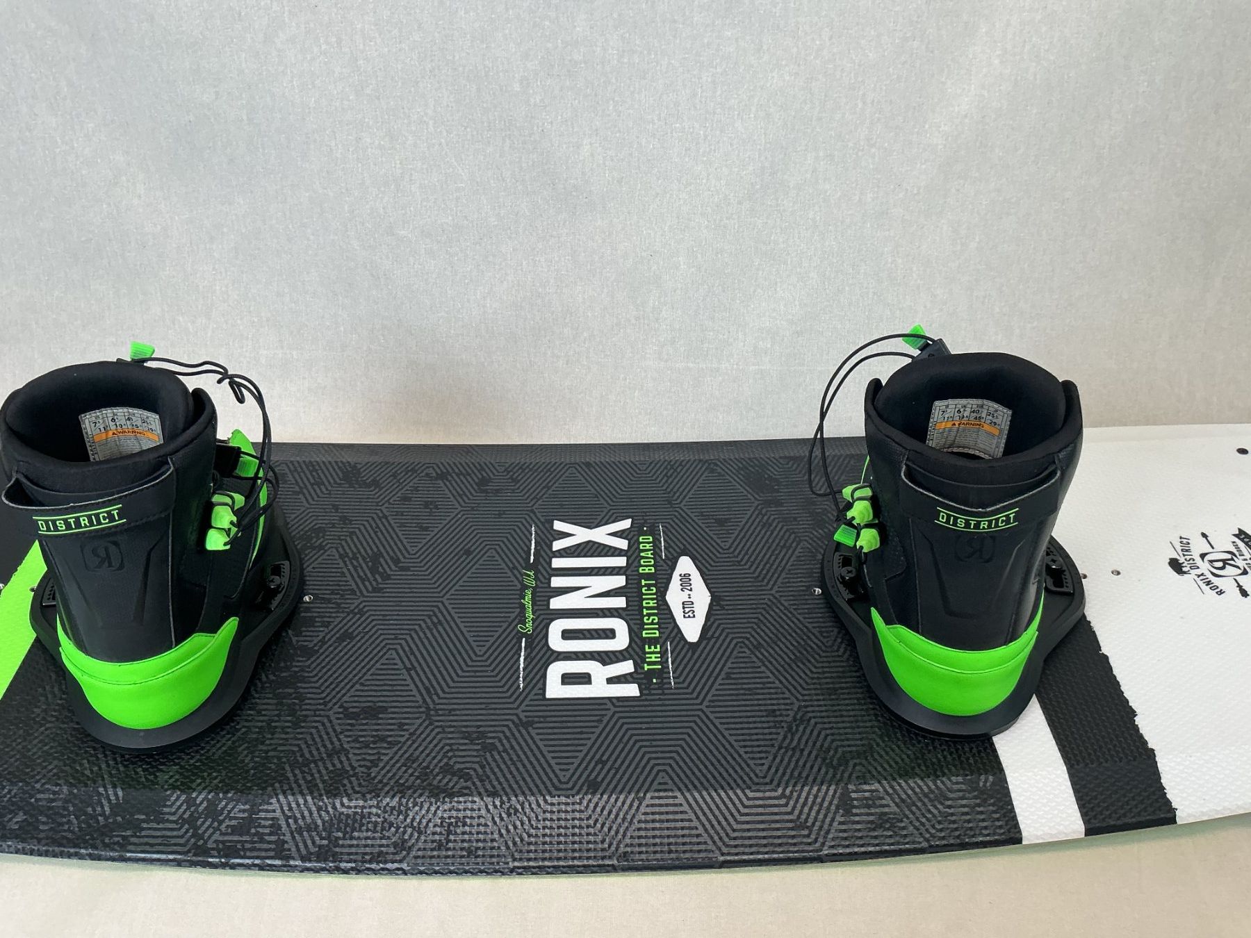Ronix Surfboards & Schwimmbrette: RONIX Wakeboard the District 150 cm / Gr. 40 - 45.5 – Gebraucht aus Richterswil von Restwert_Richterswil 2