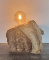Lampe en bois flotté, pièce unique, avec ampoule.