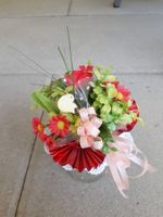 Blumenstrauss aus Kunstblumen in Rottönen