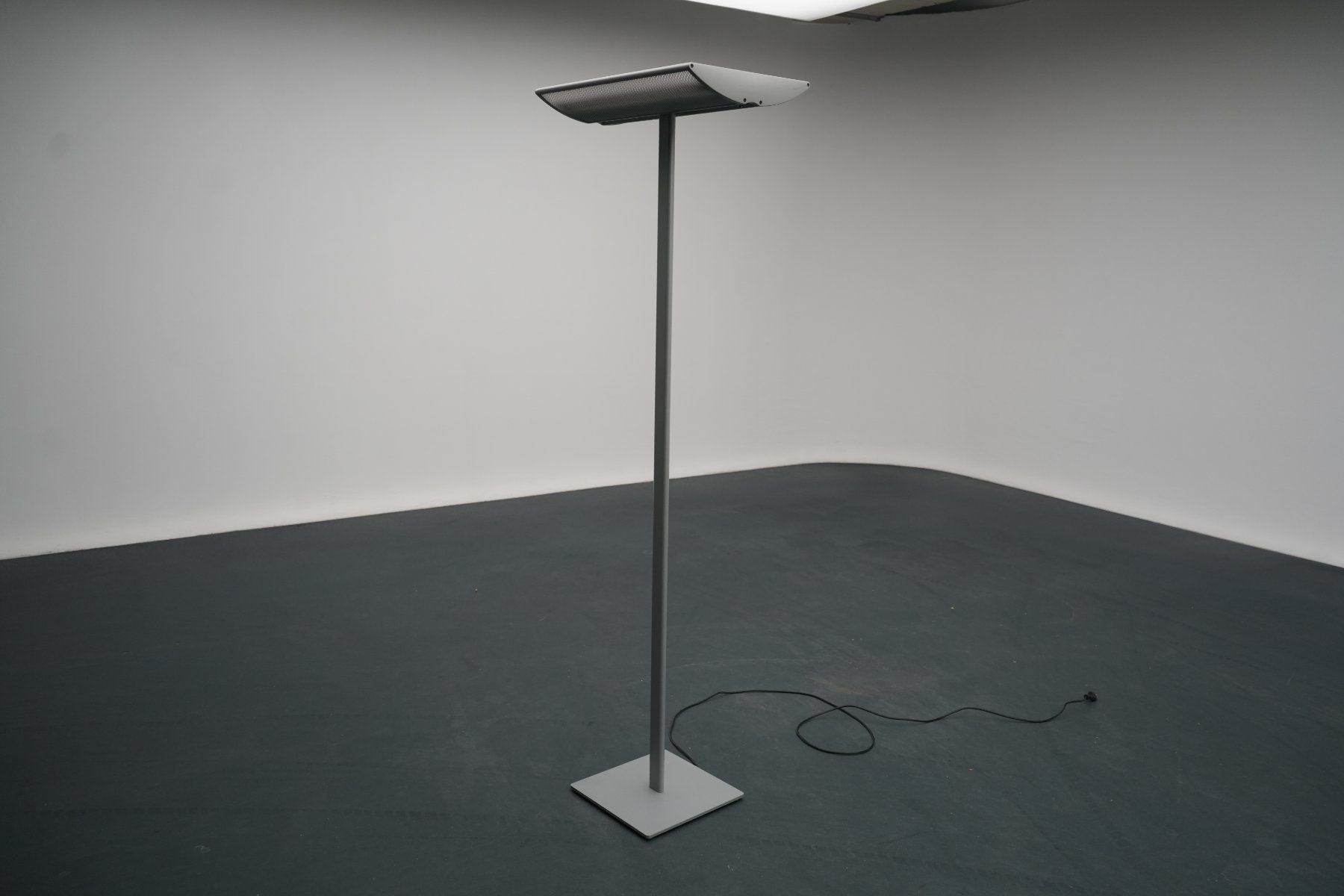 Lampade: Stehlampe Grau Metall – Usato da Safenwil venduto da EFAGSafenwil5745