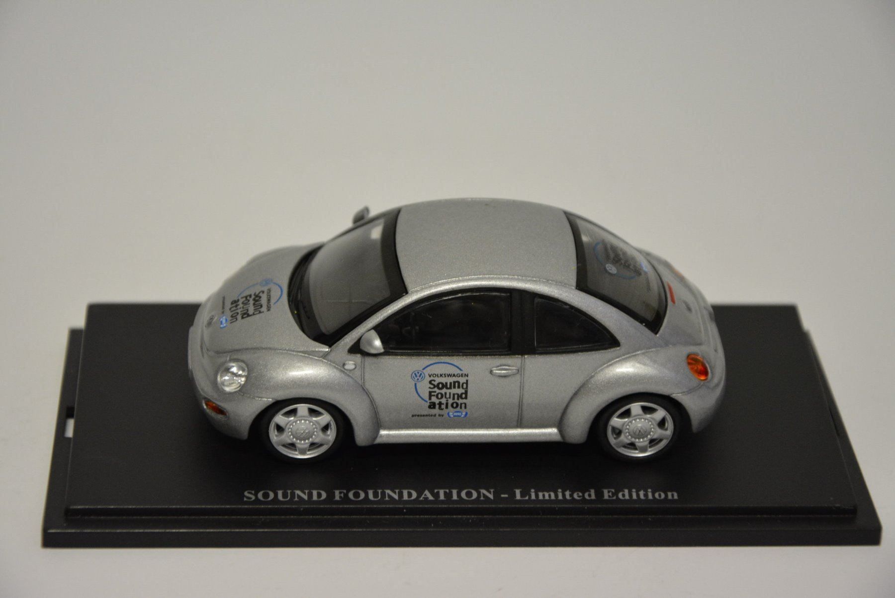 Volkswagen Modellini d'auto: VW New Beetle Sound Foundation , 1:43 – Nuovo e nell'imballaggio originale da Goldach venduto da Feivel9 1