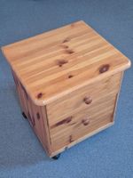 Nachttisch Holz mit zwei Schubladen auf Rollen