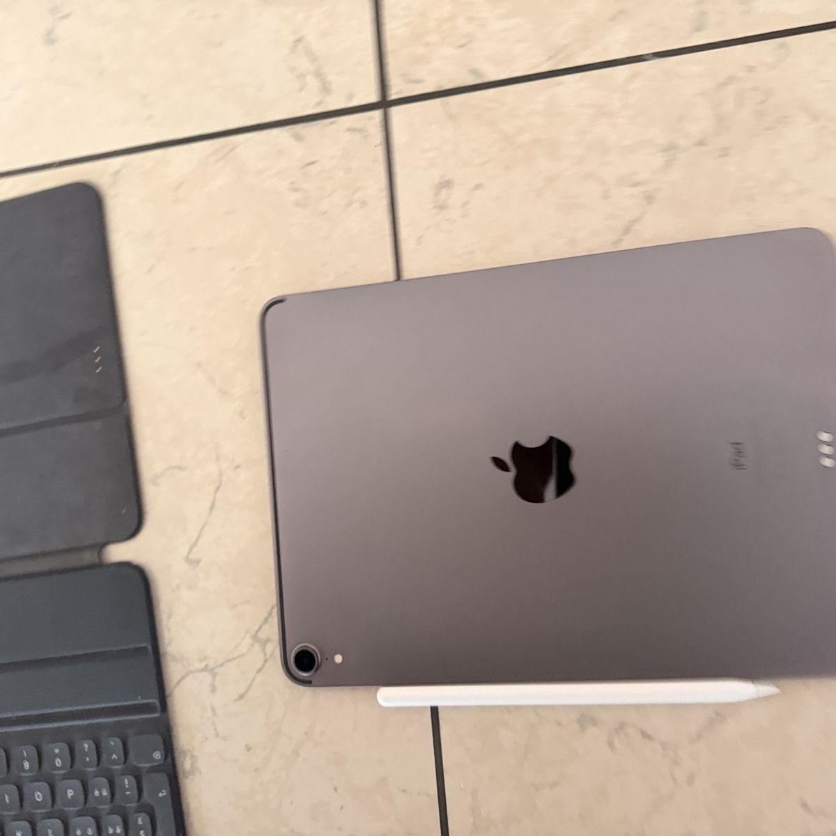 Apple Tablet PC: iPad Pro 11 256GB WiFi + Pencil + Magic Keyboard – Usato da Oberengstringen venduto da yuzveki 8