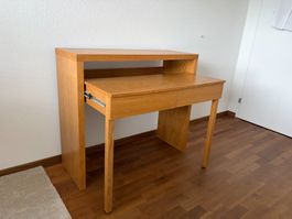 Praktischer Pult mit zwei Ebenen