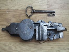 Antikes Schloss mit Schlüssel geschmiedet