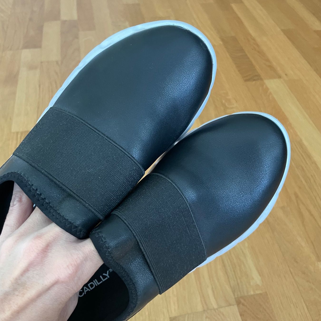 Scarpe da donna: Schwarze Sneaker aus Kunstleder 40 – Usato da Utzenstorf venduto da beatrice.ch 1