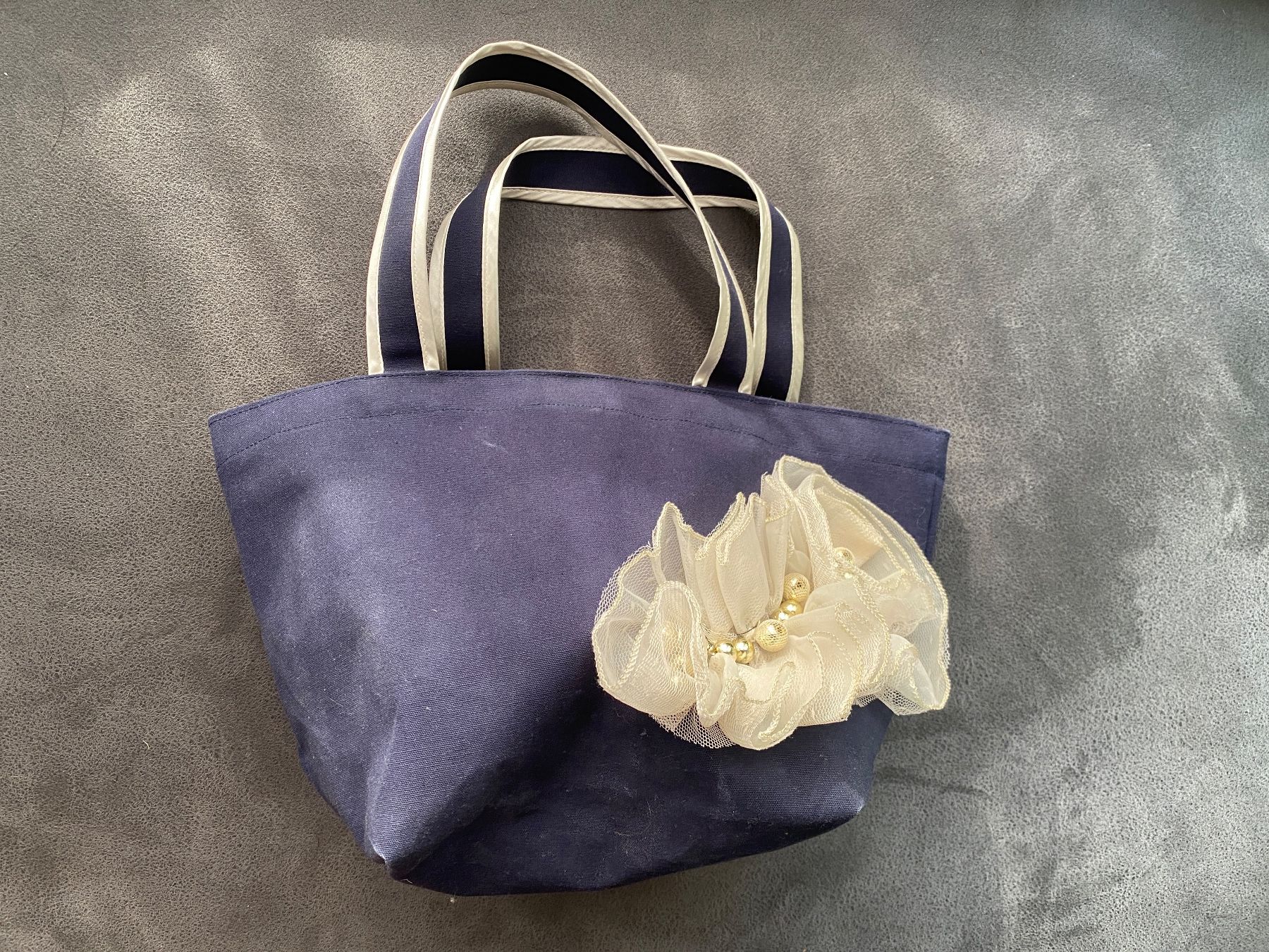 Sacs femmes: Handtasche dunkelblau mit Blumenapplikation – D'occasion à Zürich par Bouxx