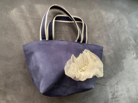 Handtasche dunkelblau mit Blumenapplikation