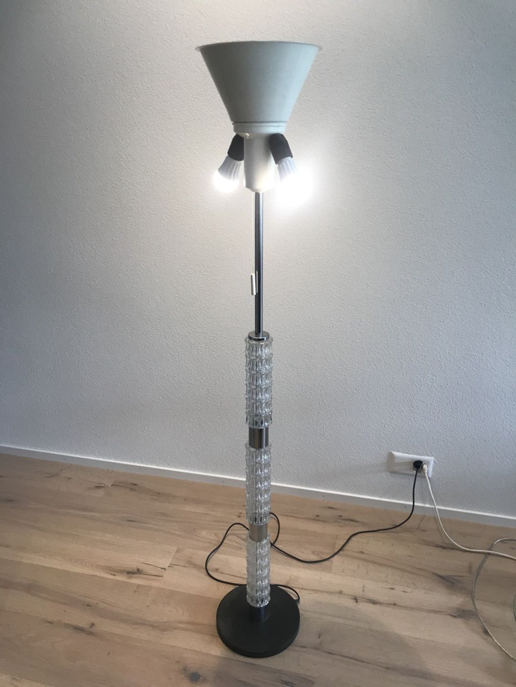 Lampade: Schöne Design Stehleuchte mit Rotem Schirm u. Pressglas 70er – Usato da Gersau venduto da pd-design-and-art 4