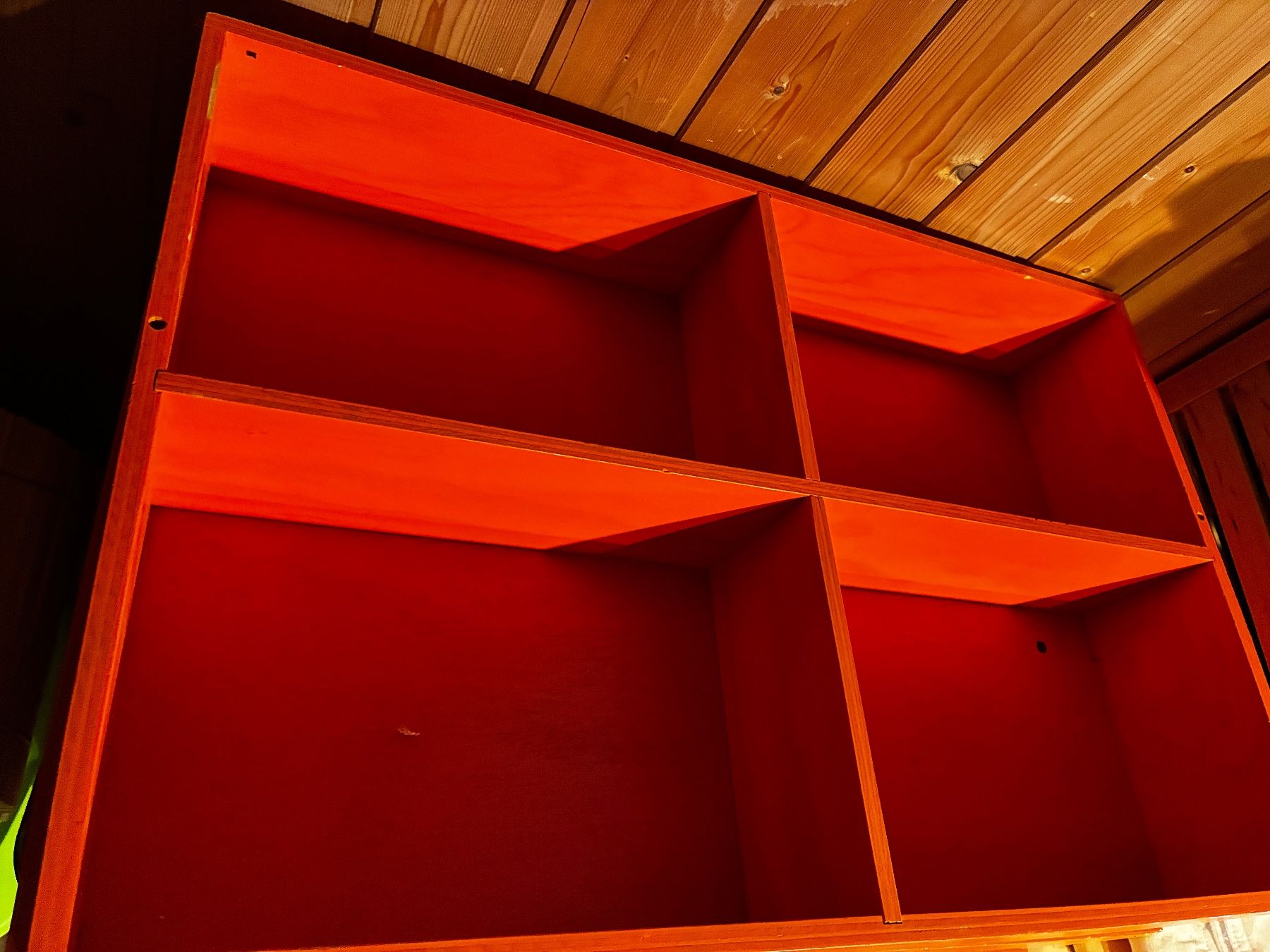 Regale: Holzkasten mit vier Fächern orange – Gebraucht aus Balsthal von Renalisa