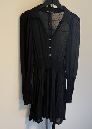 Robe noire Zara XS, idéale pour les soirées d'été!