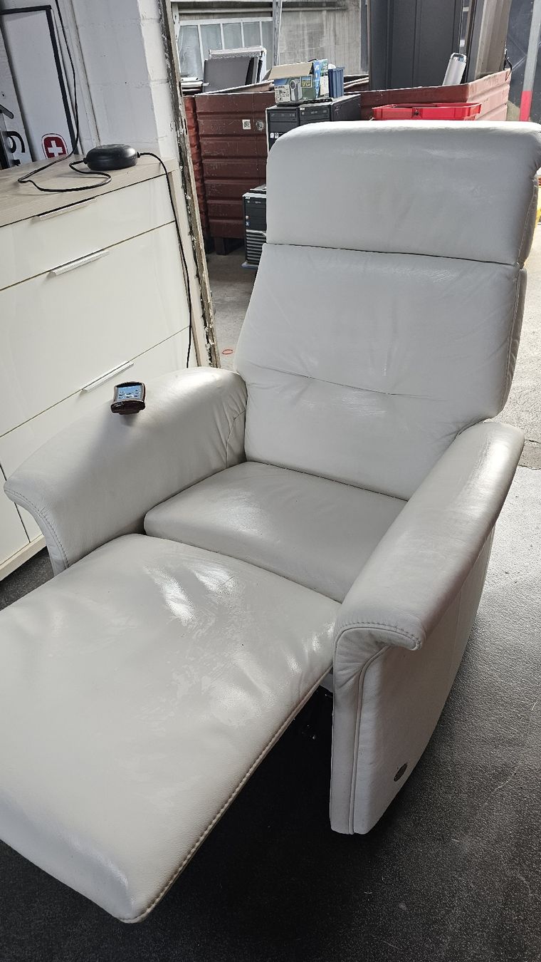 Fauteuils: Sessel Cumulus Leder weiss mit Aufstehhilfe Sitzfunktion – D'occasion à Koppigen par Bracher_Mail-House 2