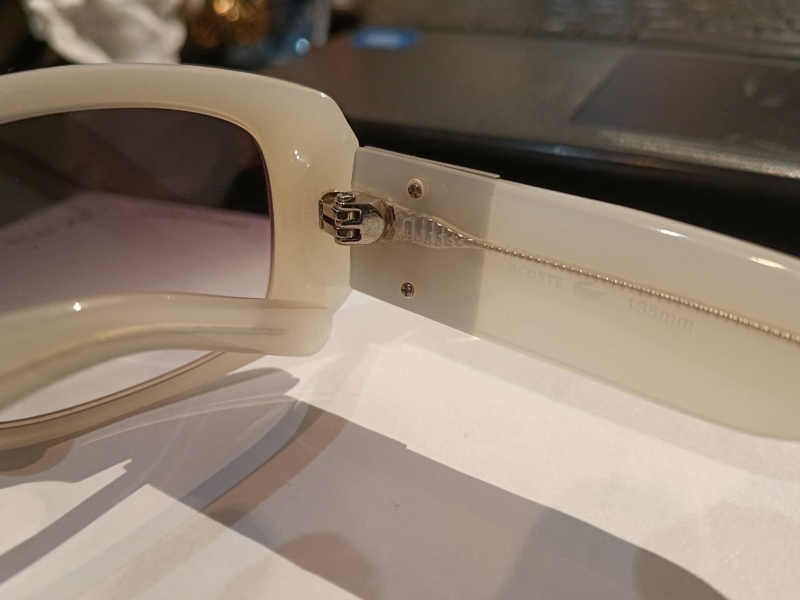 Occhiali & Lenti: Retro Sunglasses - Lacoste, Creamy-white Frame – Nuovo (secondo la descrizione) da Zürich venduto da cat_9cvz 1