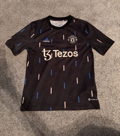 Manchester United training shirt2022/23 - Size 11-12 Years