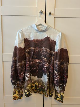 Bluse Baum und Pferdgarten mit Landschaftsmotiv Grösse S