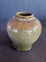 Eine elegante, hochgebrannte Steinzeugvase