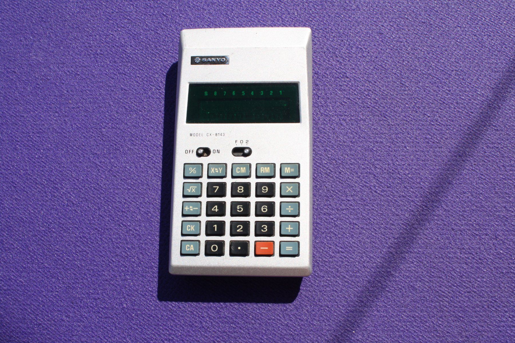Sanyo Taschenrechner: SANYO VINTAGE LED TASCHENRECHNER – Gebraucht aus Wauwil von Pneuedy 1