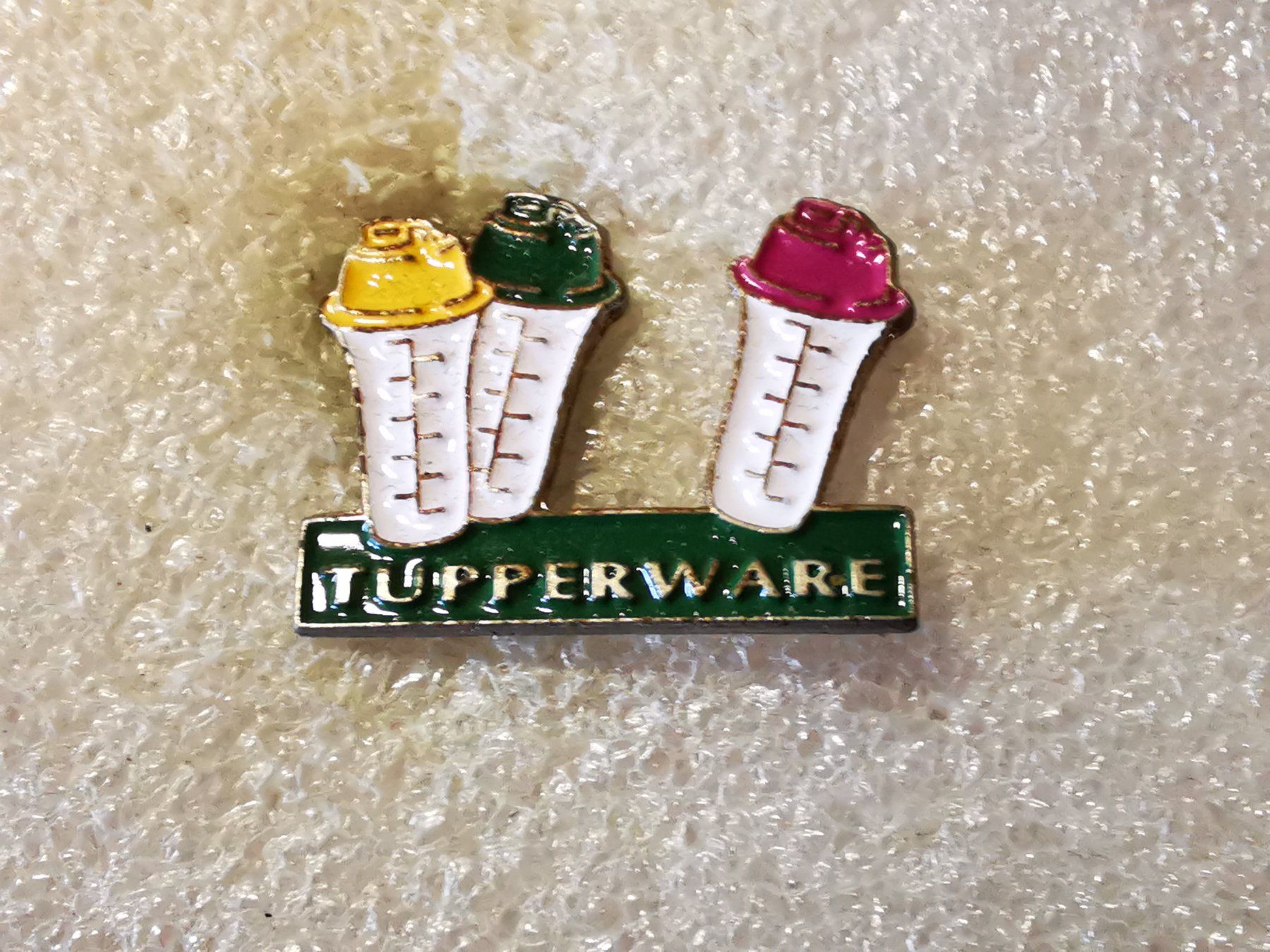 Plaquettes & Badges: Ansteckpin 75: Tupperware – D'occasion à Oppligen par Pin-Fall-Shop