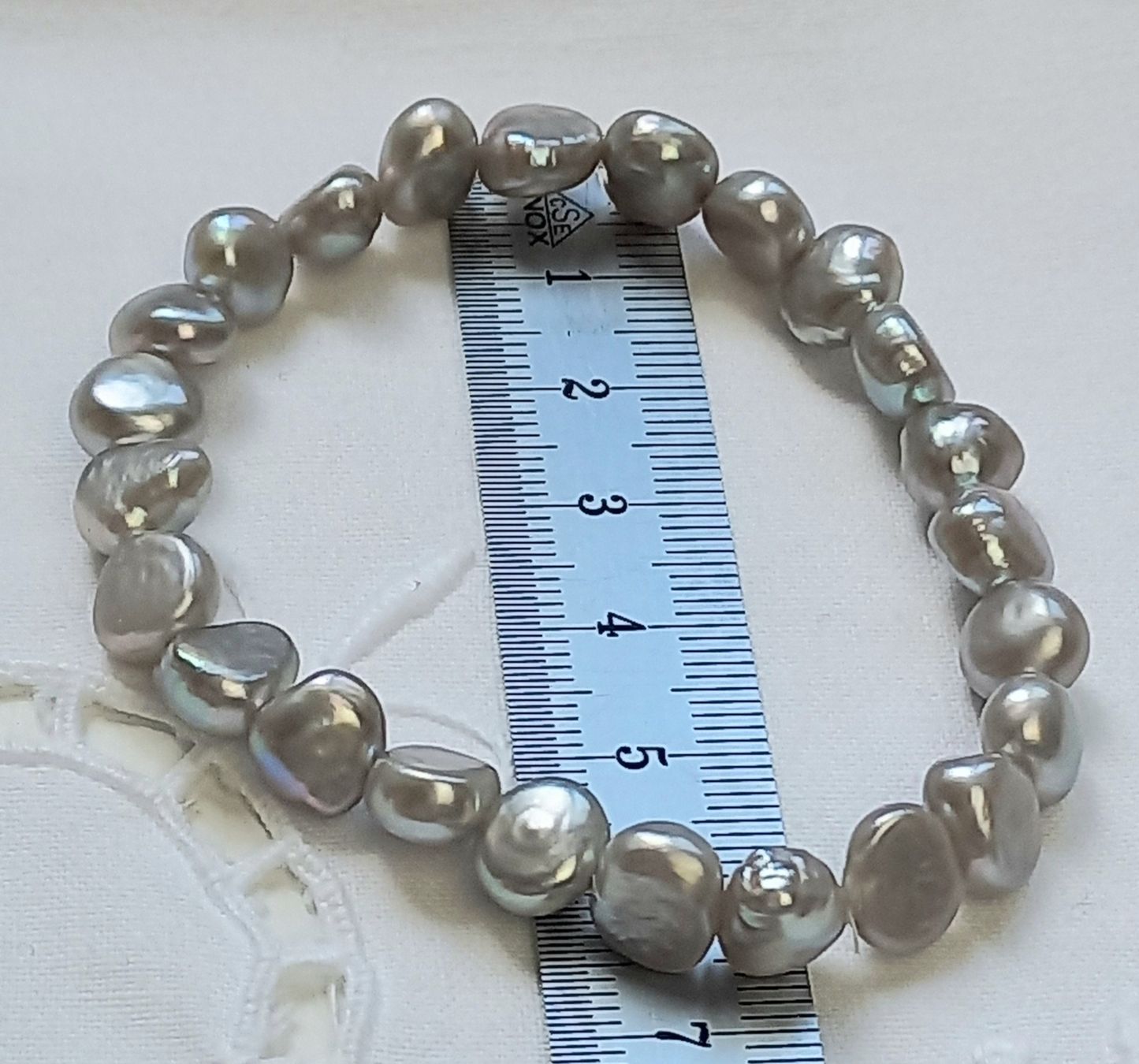 Bracciali & Braccialetti: Hell Graues Perlenarmband barock geformt. – Usato da Buchs AG venduto da Dzirul 2