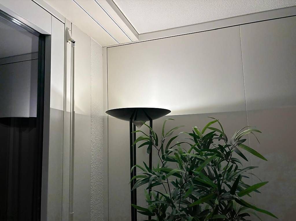 Lampade: 2 elegante Deckenfluter / Stehlampen Schwarz-Messing – Set – Usato da Zürich venduto da njerryrocky