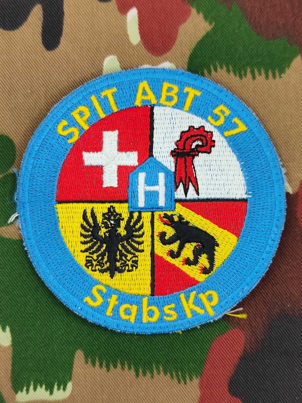 Schweizer Armee Placchette & Badge: Verbandsabzeichen Spit Abt 57 Stabskp – Usato da Bauma venduto da SwissMilitaria