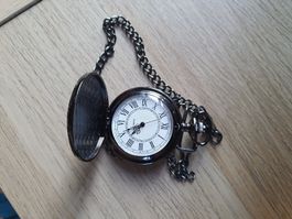 Vintage Taschenuhr in Schwarz mit Kette, ungetragen