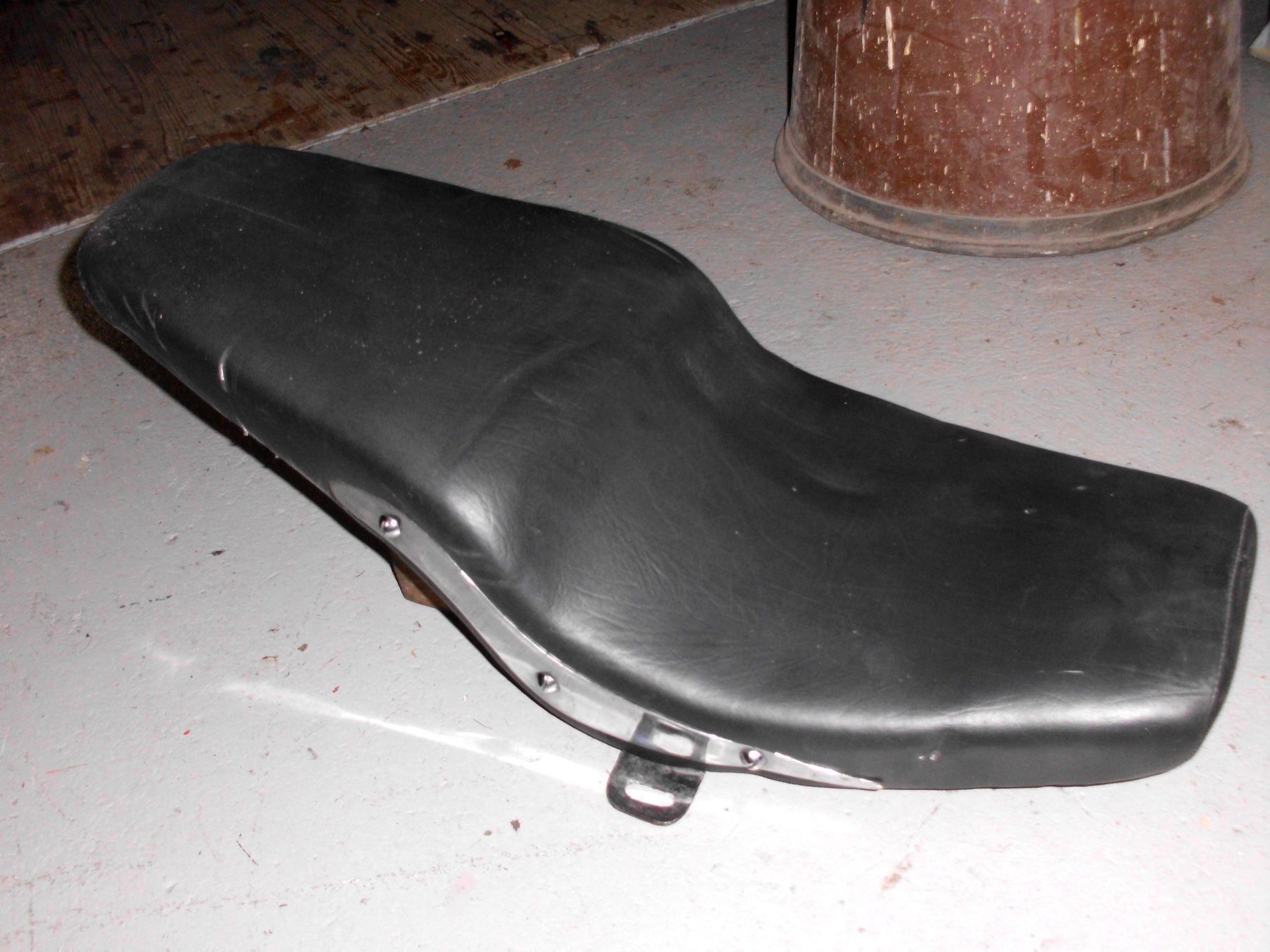 Selle & Accessori: Royal Enfield Custom-Sattel – Usato da Gommiswald venduto da rockyturn