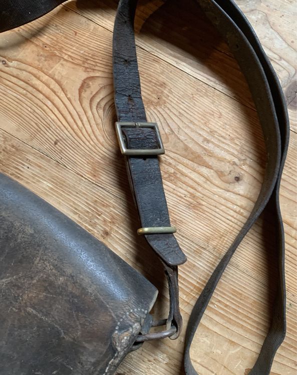 Alte Ledertasche der CH Armee 6
