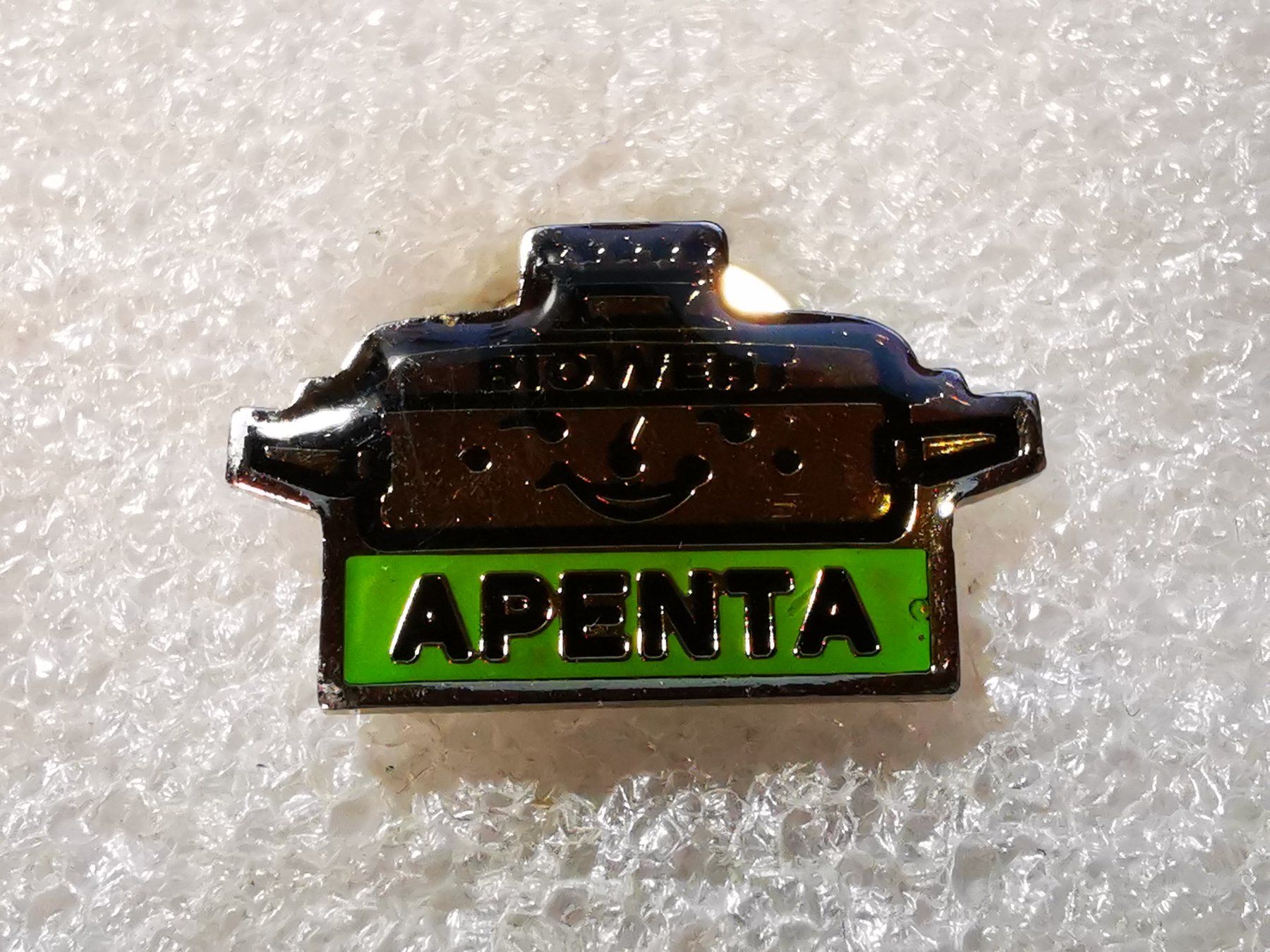 Placchette & Badge: Ansteckpin 32: Apenta – Usato da Oppligen venduto da Pin-Fall-Shop