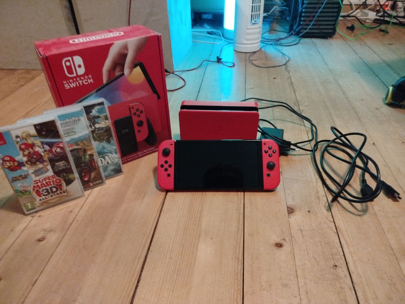 Nintendo Konsolen: Nintendo Switch Mario Red edition mit 3 spielen – Gebraucht aus St. Peterzell von QuieroBailar