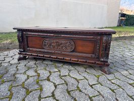 Coffre ancien en bois sculpté - Idéal pour rangement!