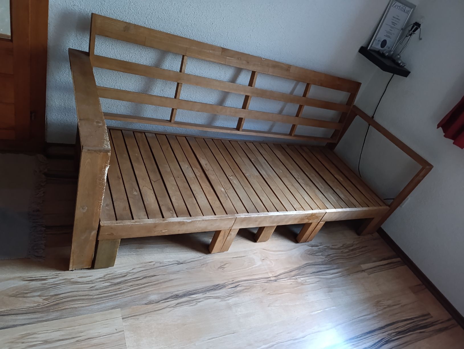 Sofas: Holzsofa 3-Plätzer mit Liegefunktion, Lounge, Bettsofa – Gebraucht aus Krattigen von Winnie12 6