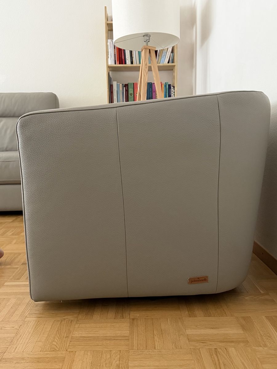Divani: Poltrona Sofa Grey Leather Couch and chair – Usato da Geneve venduto da allgood2010 1