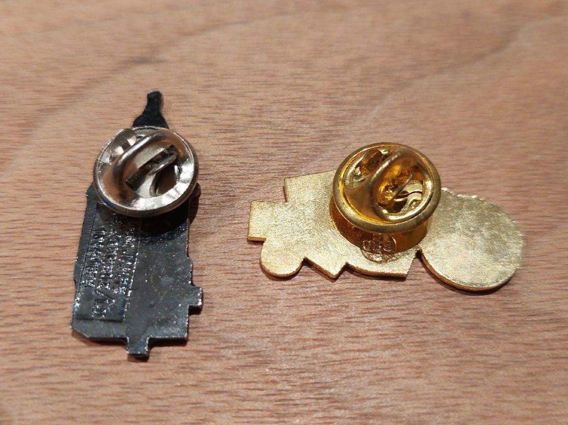 Placchette & Badge: 2 kunstvolle Pins – Usato da Brunnen venduto da Livianda 1