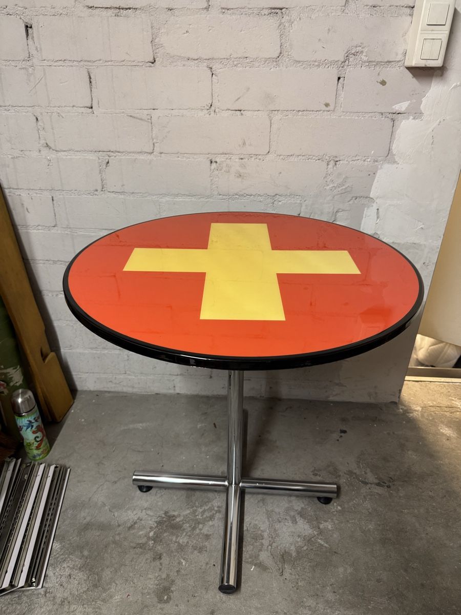 Tavoli: Runder Tisch mit Schweizerkreuz, Durchmesser 70cm! – Nuovo e nell'imballaggio originale da Basel venduto da good_forms