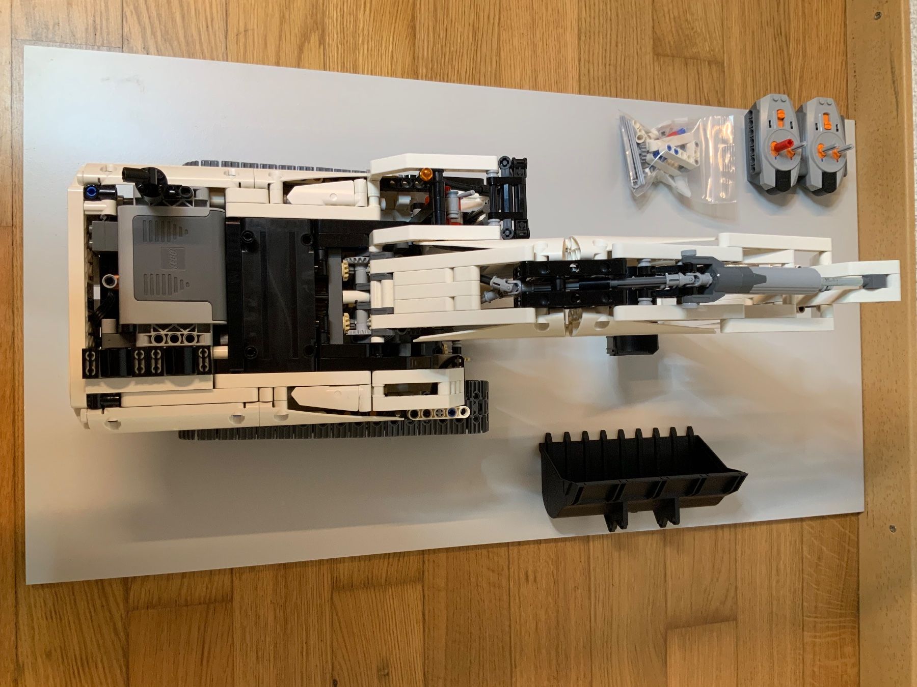 Lego Kit di costruzioni: LEGO Technic 8043 Motorized Excavator White Edition – Nuovo (secondo la descrizione) da Tagelswangen venduto da rotsi 5