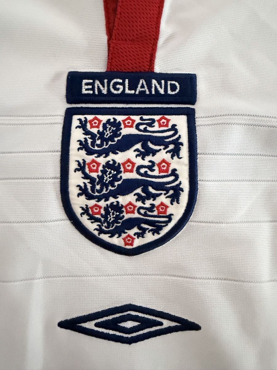 Umbro Canottiere & Pantaloni: Fussballtrikot England Umbro 2003/2005, doppelseitig!!! – Usato da Watt venduto da SwissBlueLine 2
