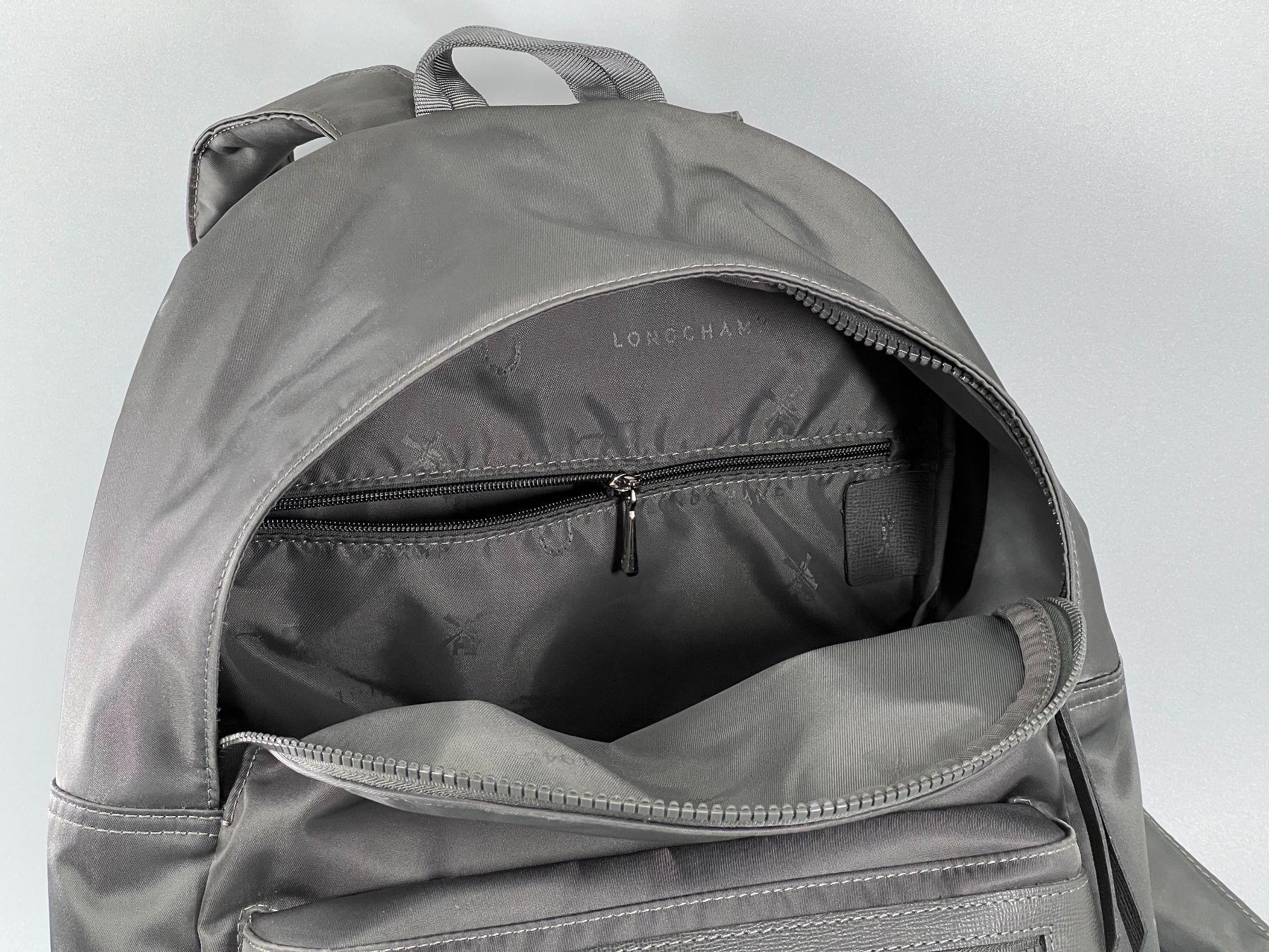 Longchamp Zaini: Longchamp Rucksack / Backpack Grau – Usato da Sennhof venduto da Johnbest 4