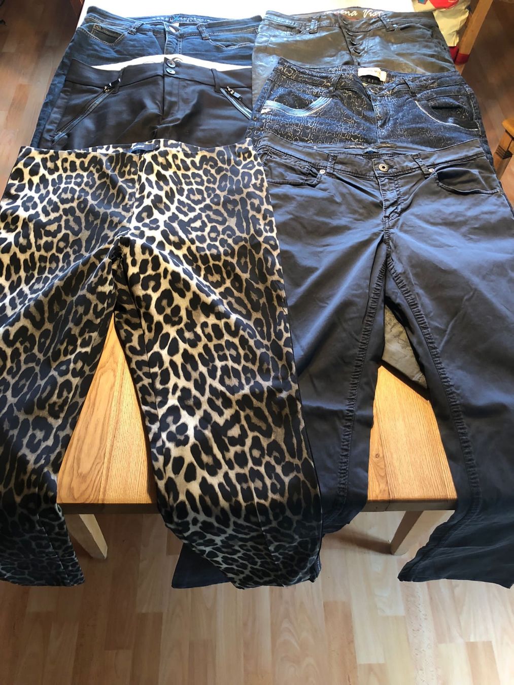 Pantaloni: 6 Damenhosen Gr. 38 – Usato da Röschenz venduto da Tashroal 2