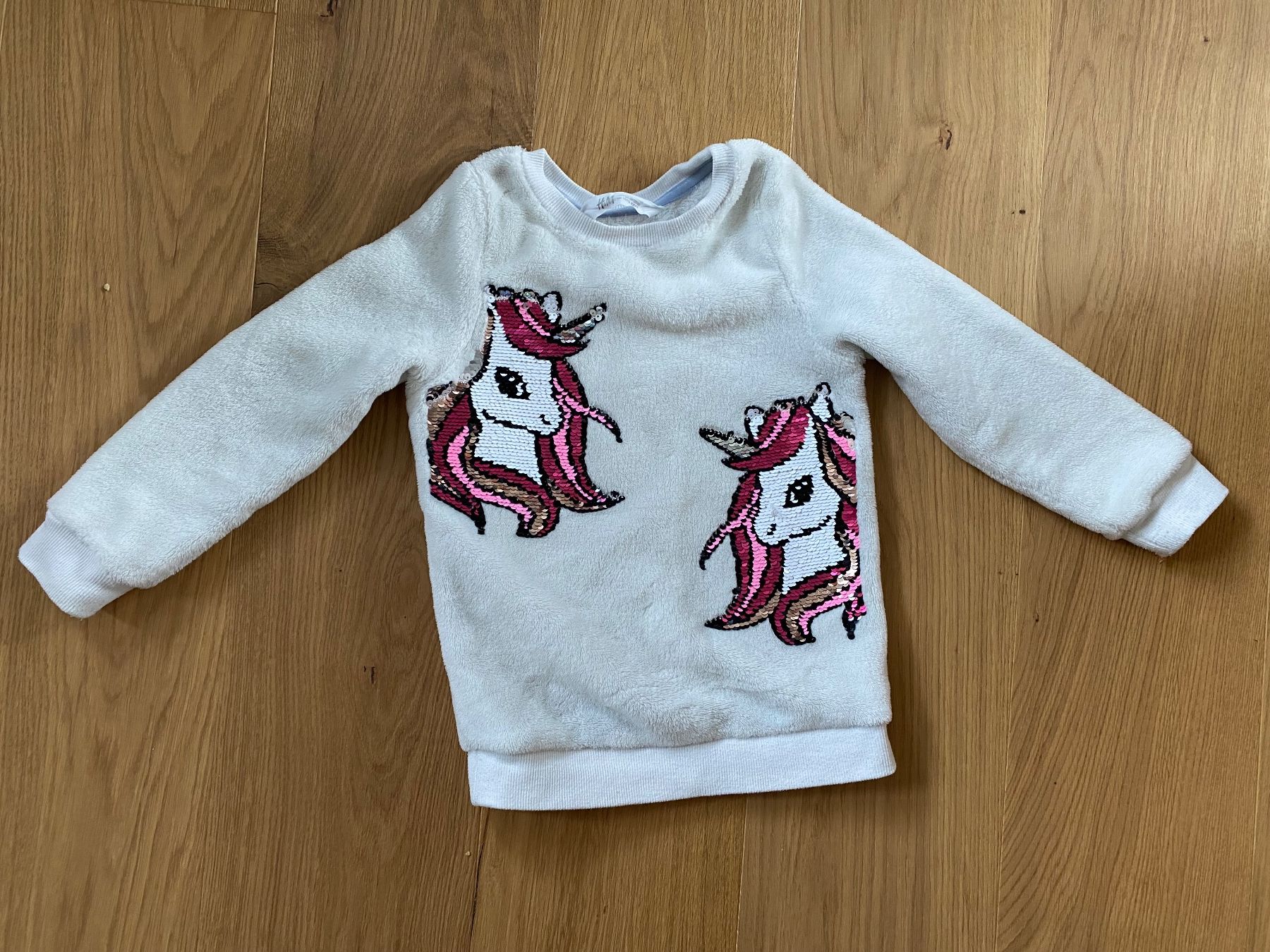 H&M Pulls et sweat-shirts: Süsser Einhornpullover mit Pailletten 110/116 – D'occasion à Einsiedeln par PaedeK84